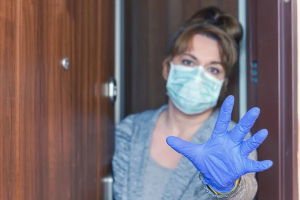 Kobieta Masce Ochronnej Otwierającej Drzwi Domu Powodu Epidemii Wirusa Korony — Zdjęcie stockowe