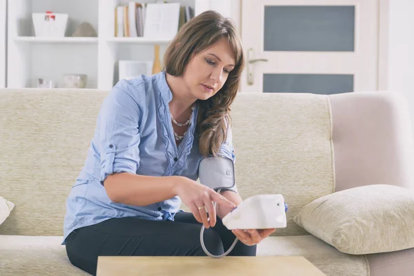 Frauen Kontrollieren Blutdruck Hause — Stockfoto