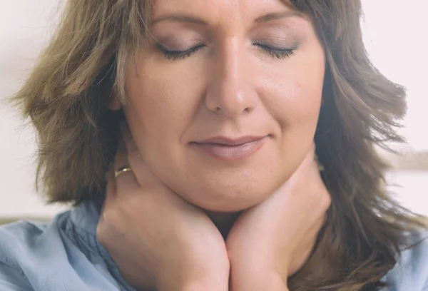 Frau Praktiziert Selbstreiki Das Energie Durch Handflächen Überträgt Eine Art — Stockfoto