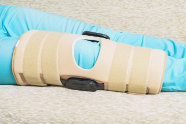 Dengeleme ve destek için kadının bacağı diz kafesinde.