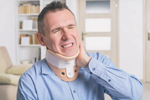 Homem Com Colar Cervical Cirúrgico Que Sofre Dor Pescoço — Fotografia de Stock