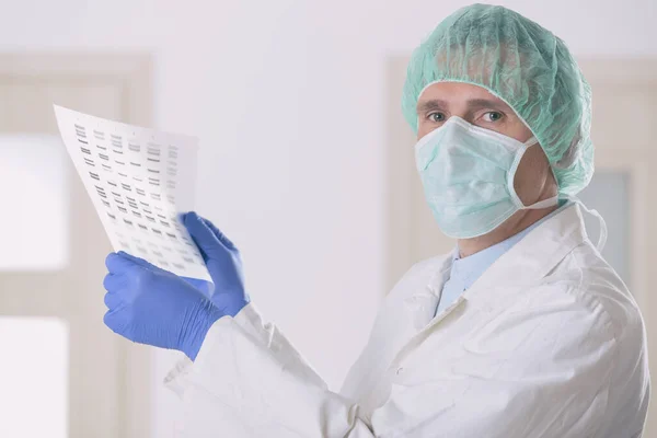 Cientista Analizando Sequência Dna Laboratório Moderno — Fotografia de Stock