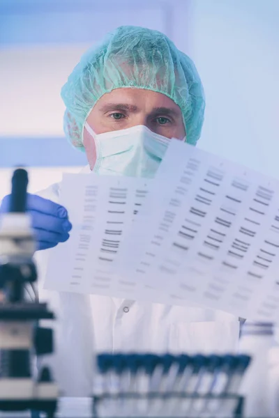 Cientista Analizando Sequência Dna Laboratório Moderno — Fotografia de Stock