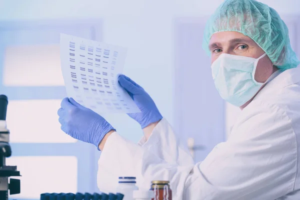 Cientista Analizando Sequência Dna Laboratório Moderno — Fotografia de Stock