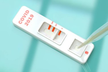 COVID19 SARS virüsü hızlı bir test. Rapid Covid 19 testi. Pipette numune koyuyor. 3 boyutlu illüstrasyon. Testler IgM ve IgG dahil antikorların üretilmesinde etkilidir.