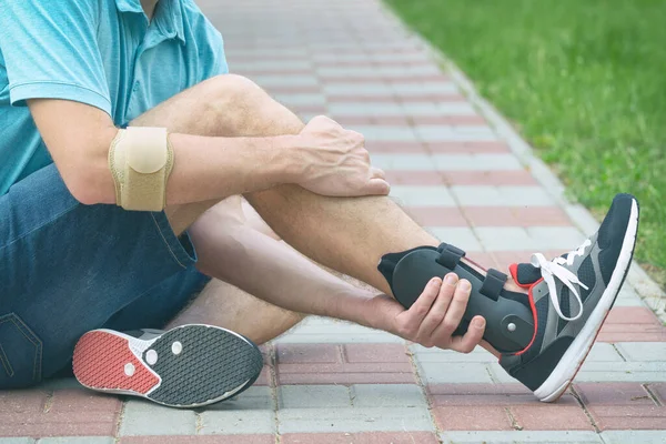 Uomo Scarpe Ginnastica Atletiche Con Ortesi Alla Caviglia Tutore — Foto Stock