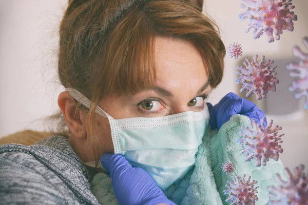 Een Bange Vrouw Die Thuis Een Beschermend Masker Handschoenen Draagt — Stockfoto