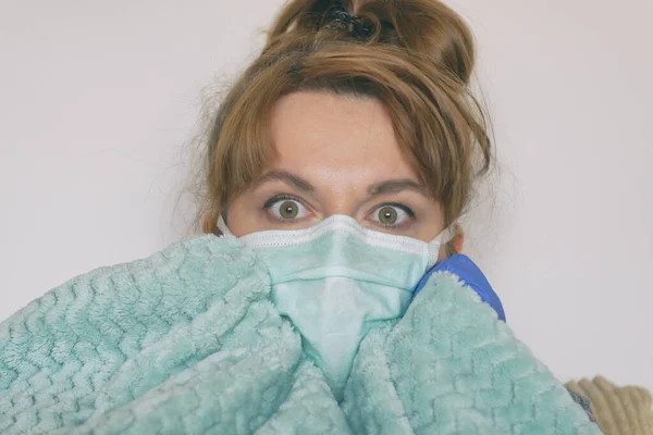 Bange Kvinde Sidder Derhjemme Iført Beskyttende Maske Handsker Begrebet Coronavirus - Stock-foto