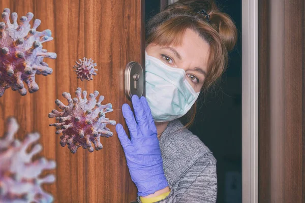 Женщина Защитной Маске Открывает Двери Своего Дома Эпидемии Коронного Вируса — стоковое фото