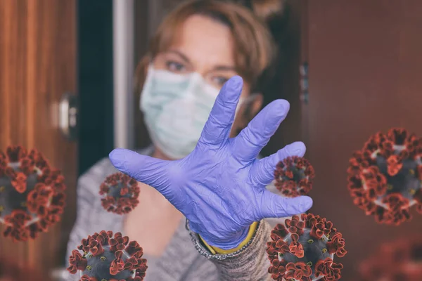 Женщина Защитной Маске Открывает Двери Своего Дома Эпидемии Коронного Вируса — стоковое фото