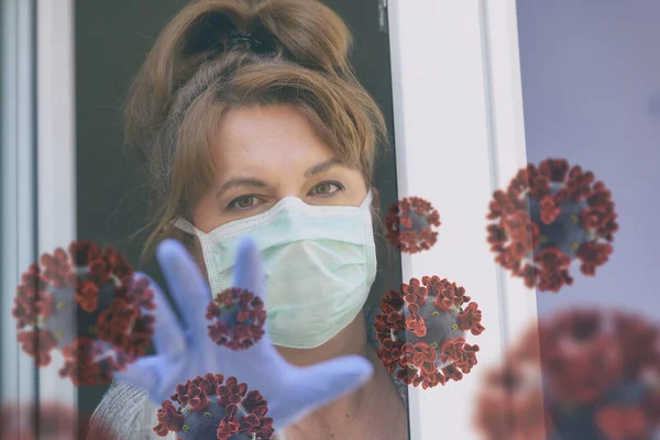 Женщина Защитной Маске Выглядывает Окно Своего Дома Эпидемии Коронного Вируса — стоковое фото