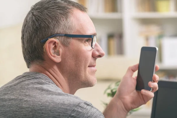 Leende Döv Man Talar Med Teckenspråk Smarttelefonens Kamera — Stockfoto