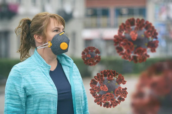 Женщина Носит Настоящую Маску Против Загрязнения Окружающей Среды Вирусов Улице — стоковое фото