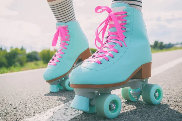 Vrouwenrolschaatser Met Rolschaatsen Met Roze Veters — Stockfoto
