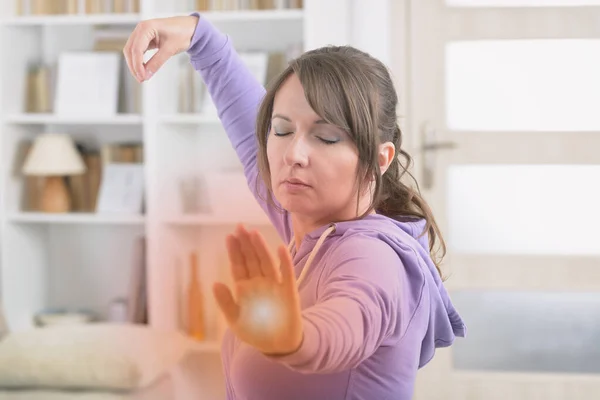 Mulher Bonita Fazendo Gong Tai Chi Exercício Casa — Fotografia de Stock