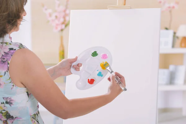 Mujer Artista Sosteniendo Paleta Con Diferentes Pinturas Pincel Taller Estudio — Foto de Stock