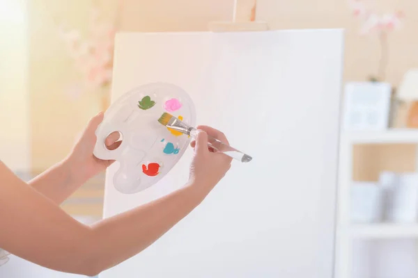 Händer Kvinnlig Konstnär Hålla Palett Med Olika Färger Och Pensel — Stockfoto