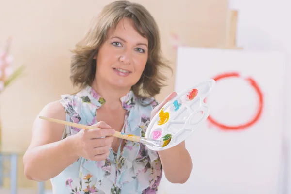 Mujer Artista Sosteniendo Paleta Con Diferentes Pinturas Pincel Taller Estudio — Foto de Stock