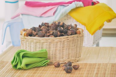 Sepet dolusu sabun fındığı, doğal biyolojik deterjan ve çamaşır.