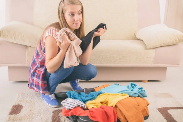 Jong Meisje Inpakken Van Een Koffer Voor Een Vakantie Reis — Stockfoto