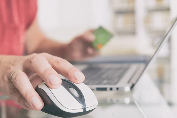 Hand Vrouw Creditcard Bedrijf Laptop Het Gebruik Ervan Online Betalen — Stockfoto