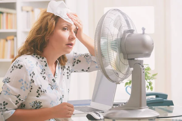 Mujer Sufre Calor Mientras Trabaja Oficina Trata Refrescarse Por Ventilador — Foto de Stock