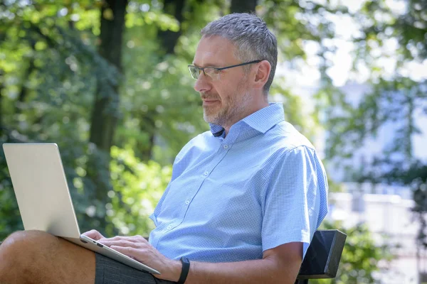 Uomo Affari Che Lavora Con Suo Computer Portatile Nel Parco — Foto Stock