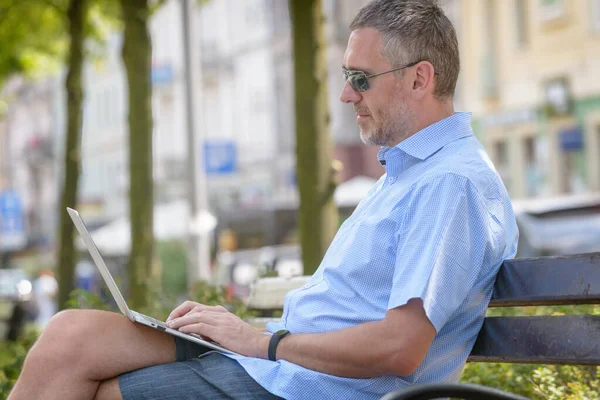 Zakenman Werkt Met Notebook Het Stedelijk Gebied Het Centrum Van — Stockfoto