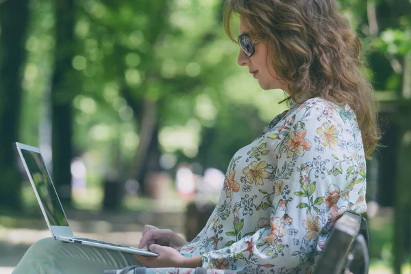 Businesswoman Working Her Laptop Park — Stock Photo, Image