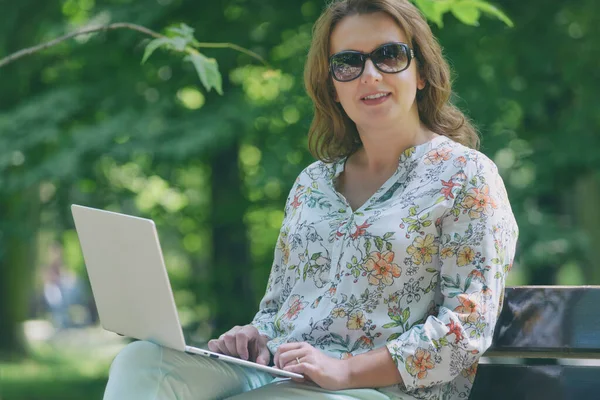 Geschäftsfrau Arbeitet Mit Ihrem Laptop Park — Stockfoto