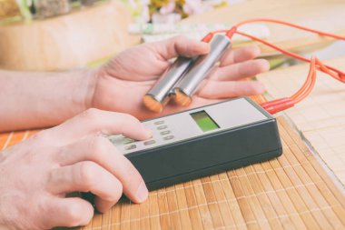 Alternatif tıp elektroterapisinde kullanılan biyo-geribildirim cihazı.