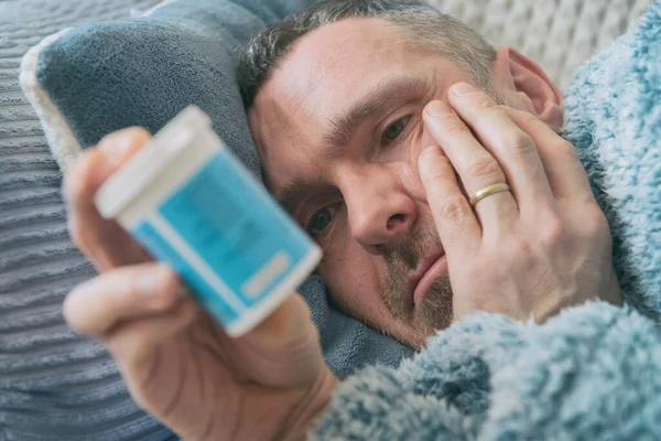 Volwassen Man Die Lijdt Aan Depressie Ligt Helaas Bedekt Met — Stockfoto