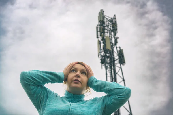 Žena Drží Hlavu Bts Škodlivé Záření Konceptu Vysílačů Mobilních Sítí — Stock fotografie