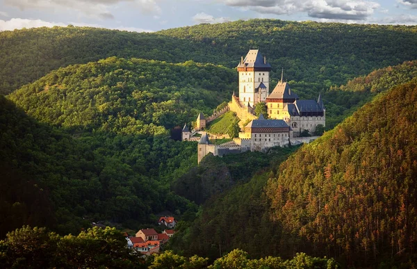 Gótikus királyi vár Karlstejn szép esti fényben, Cseh Köztársaság — Stock Fotó