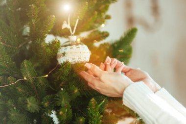 Bir kadın bir Noel ağacı süsleme.