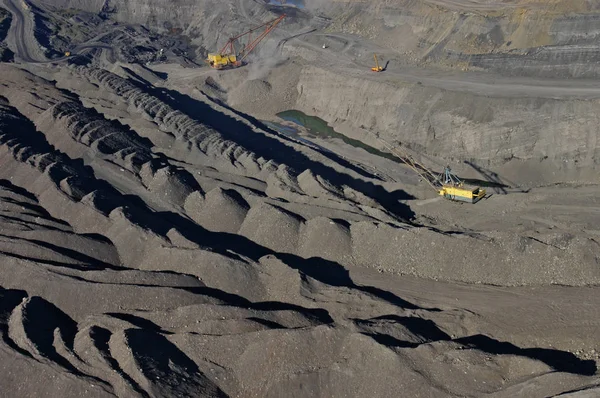 Excavadora pesada en una mina de carbón — Foto de Stock