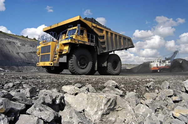 Camión pesado en una mina de carbón — Foto de Stock