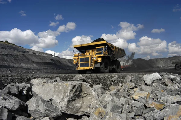 Camión pesado en una mina de carbón — Foto de Stock