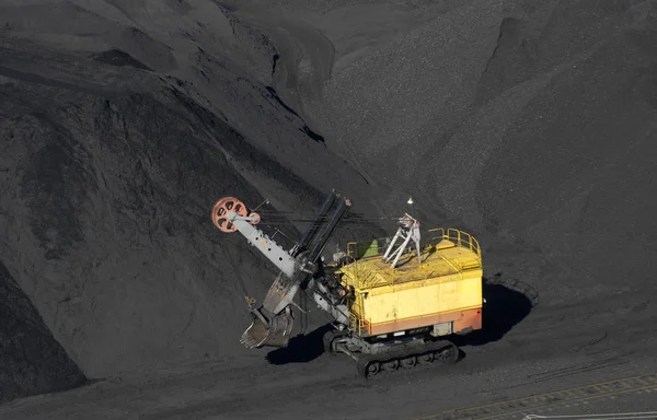 Excavadora pesada en una mina de carbón — Foto de Stock