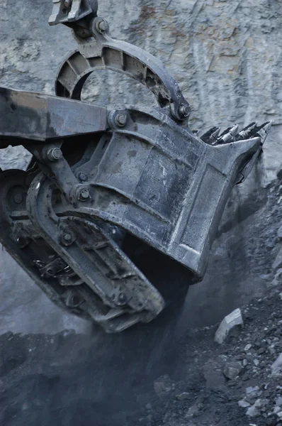Scavatrice pesante in una miniera di carbone — Foto Stock
