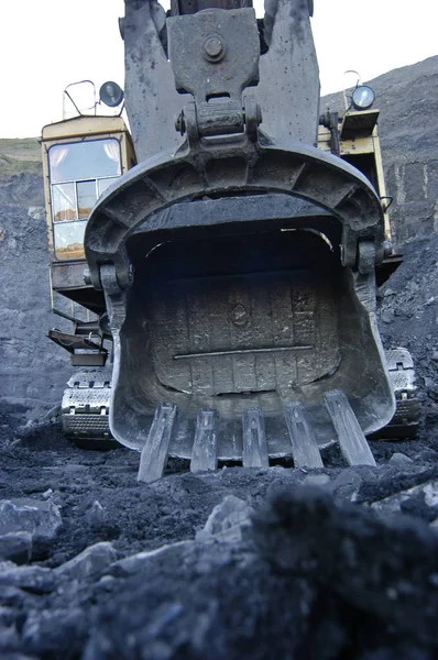 Zware graafmachine in een kolenmijn — Stockfoto