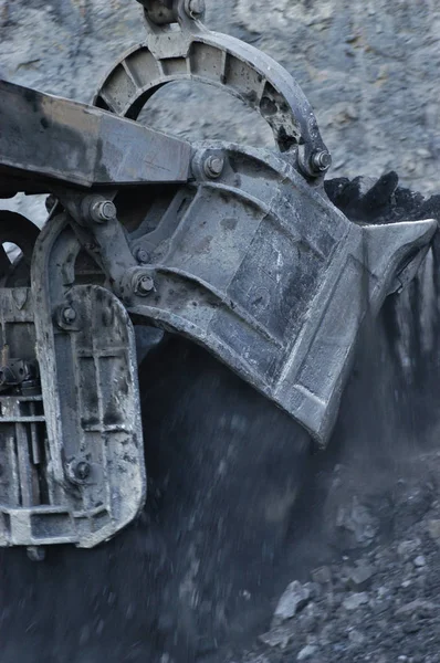 Excavadora pesada en una mina de carbón — Foto de Stock