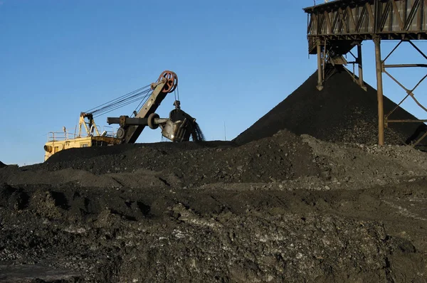 Tunga grävmaskin i en kolgruva — Stockfoto