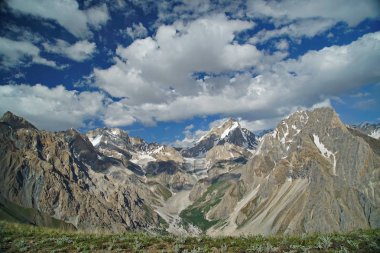 bulutlar karlı Dağların üzerinden çalışan 