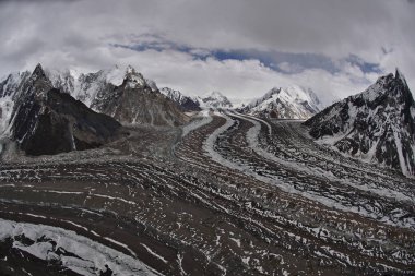 Baltoro Buzulu ve yüksek dağlar K2 ve Broadpok ve Concordia temel kampta Pakistan Karakurum