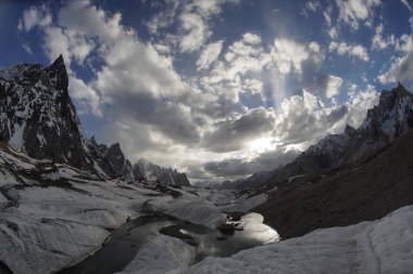 Baltoro Buzulu ve yüksek dağlar K2 ve Broadpok ve Concordia temel kampta Pakistan Karakurum