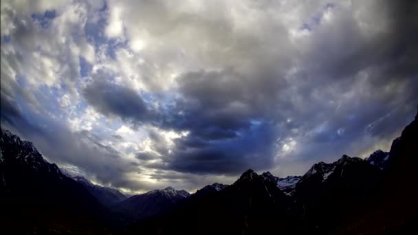 Rodando Nuvens Escuras Céu Azul Sobre Altas Montanhas Nevadas Karakorum — Vídeo de Stock