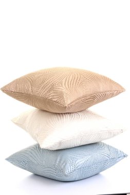 Beyaz arka plan ile yığılmış yastık yastıkları
