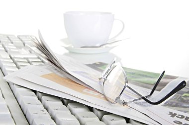 gazete ve gözlük bir tabloda klavye ile