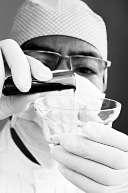 tüp bebek ile bilim adamı